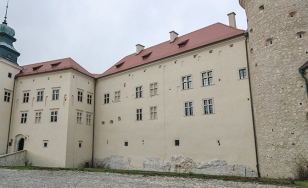 Zdjęcie przedstawia fragment fasady zamku.