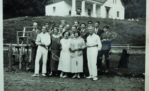 Czarno-biała fotografia grupowa na tle kortów tenisowych u stóp willi "Chopin".