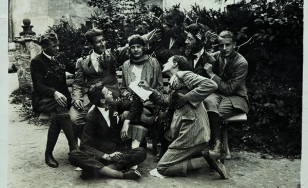 Czarno-biała fotografia grupowa Witolda Zawadzkiego oraz jego przyjaciół.