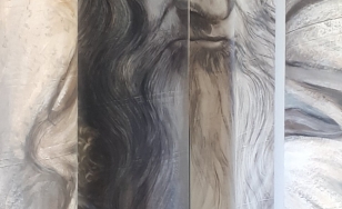 Rysunek przedstawiający portret starszego mężczyzny z brodą. Praca złożona jest z 5 pionowych paneli, na każdym z nich umieszczony jest fragment portretu.