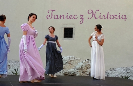 Infografika wydarzenia przedstawia zdjęcie czterech tańczących kobiet w prostych, kolorowych sukniach.