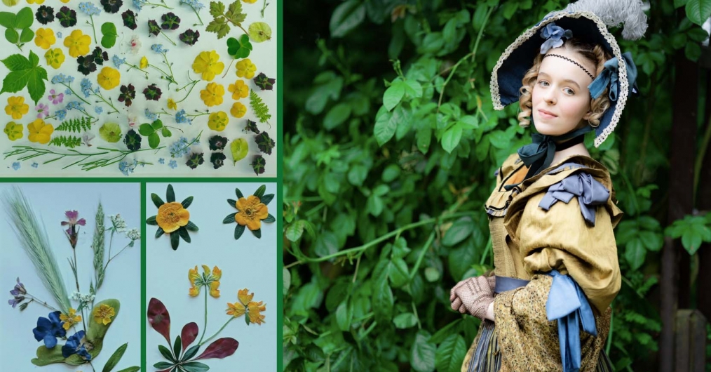 Grafika przedstawia kolaż złożony ze zdjęć, są to kolejno trzy zdjęcia wyklejanek kwiatowych, natomiast na czwartym, zarazem największym, na tle drzew stoi kobieta ubrana w piękną suknie z epoki.