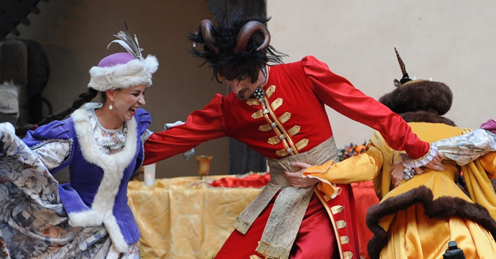 Zdjęcie z wydarzenia Dni kultury staropolskiej, przedstawia wirujących w tańcu uczestników, ubrani są w stroje szlacheckie z epoki.
