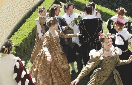 Zdjęcie z wydarzenia Dni renesansowe, przedstawia uczestników w sielskiej atmosferze, ubranych w stroje szlacheckie z epoki.