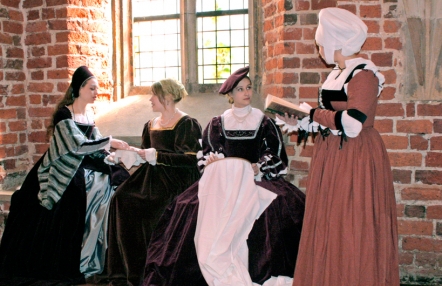 Zdjęcie związane z wydarzeniem Dni renesansowe, przedstawia cztery uczestniczki przebrane za szlachcianki z tamborkami i książką.