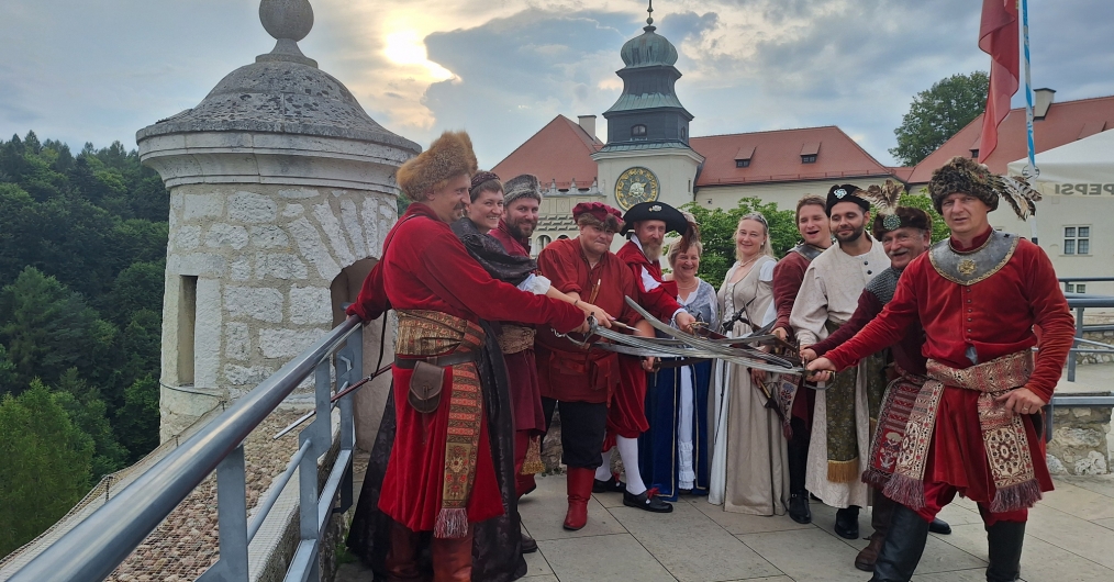 grupa postaci w dawnych strojach