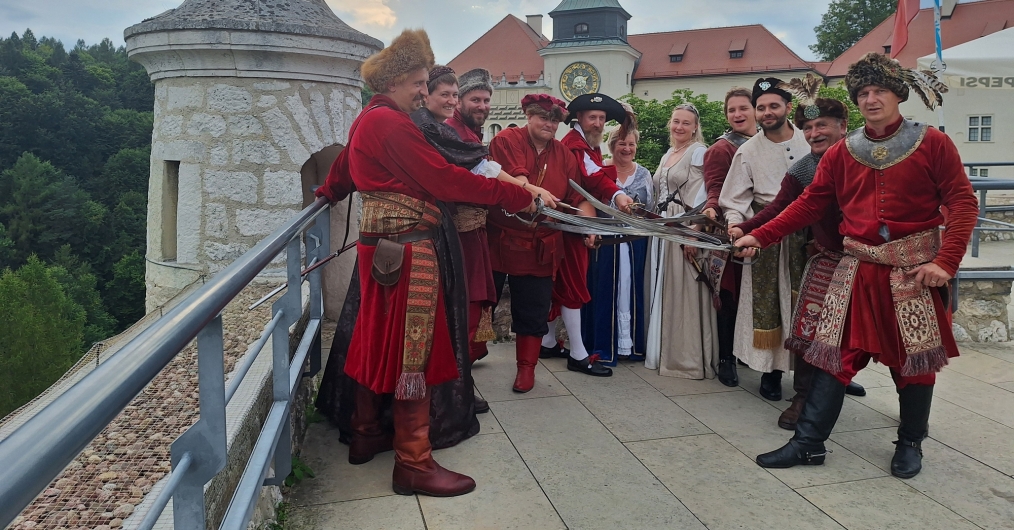trójka młodych osób w strojach historycznych