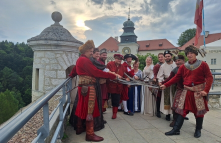 grupa postaci w dawnych strojach