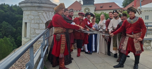 trójka młodych osób w strojach historycznych