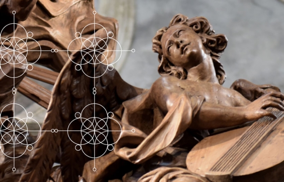 fragment ołtarza, drewniana rzeźba anioła grającego na lirze, na zdjęcie nałożony delikatny ornament