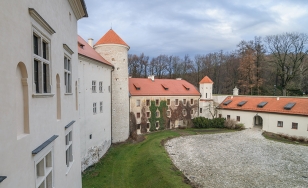 Zdjęcie przedstawia fragment zamku widziany od boku.