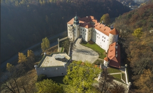Zdjęcie przedstawia Zamek w Pieskowej Skale z lotu ptaka.