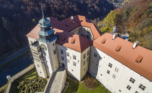 Zdjęcie przedstawia Zamek w Pieskowej Skale z lotu ptaka.