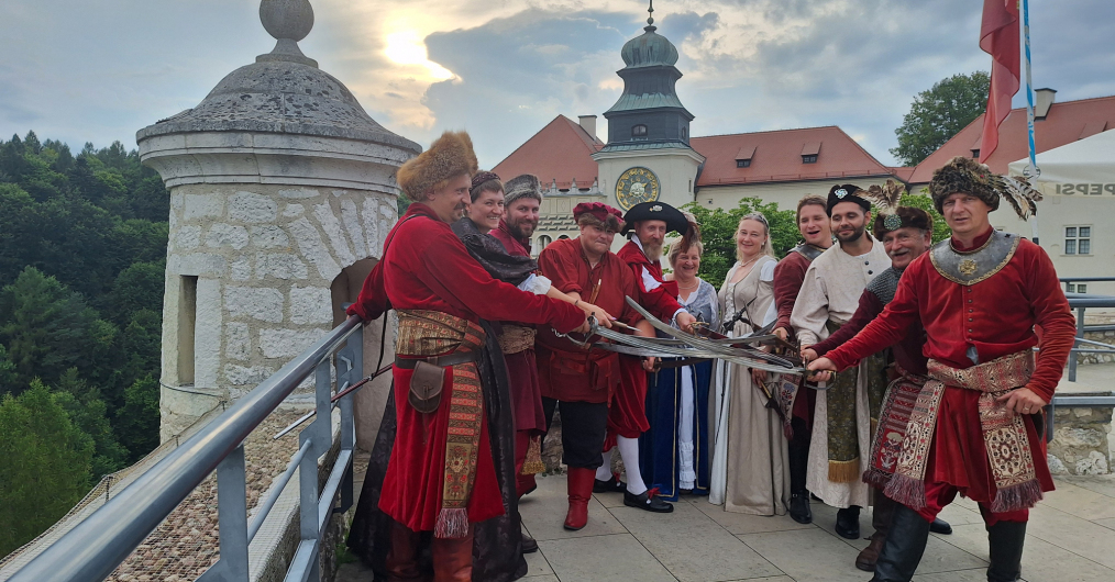 grupa postaci w dawnych strojach