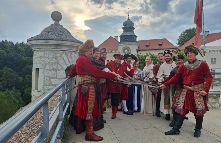 grupa postaci w dawnych strojach