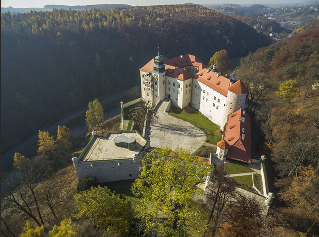 Zamek w Pieskowej Skale - widok z lotu ptaka
