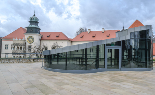 Zdjęcie przedstawia Zamek w Pieskowej Skale, na pierwszym planie szklana altanka.